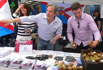 Coalición por El Bierzo entrega carbón y peras a los viandantes para