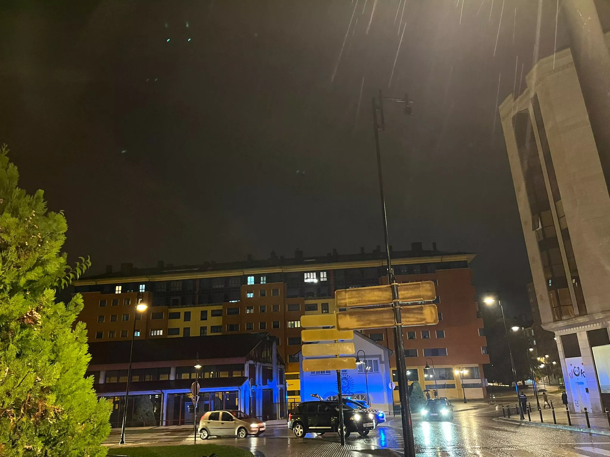 Un Coche Impacta Contra Una Farola Que Se Desprende En El Centro De