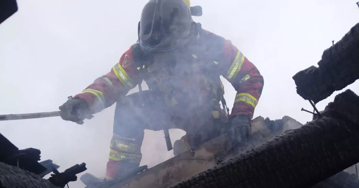 El incendio de una chimenea en Villadepalos daña las cubiertas de dos