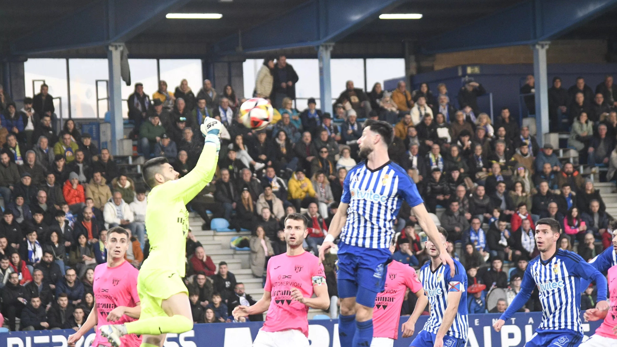 La Ponferradina se estrella con los palos que desvían la victoria ante