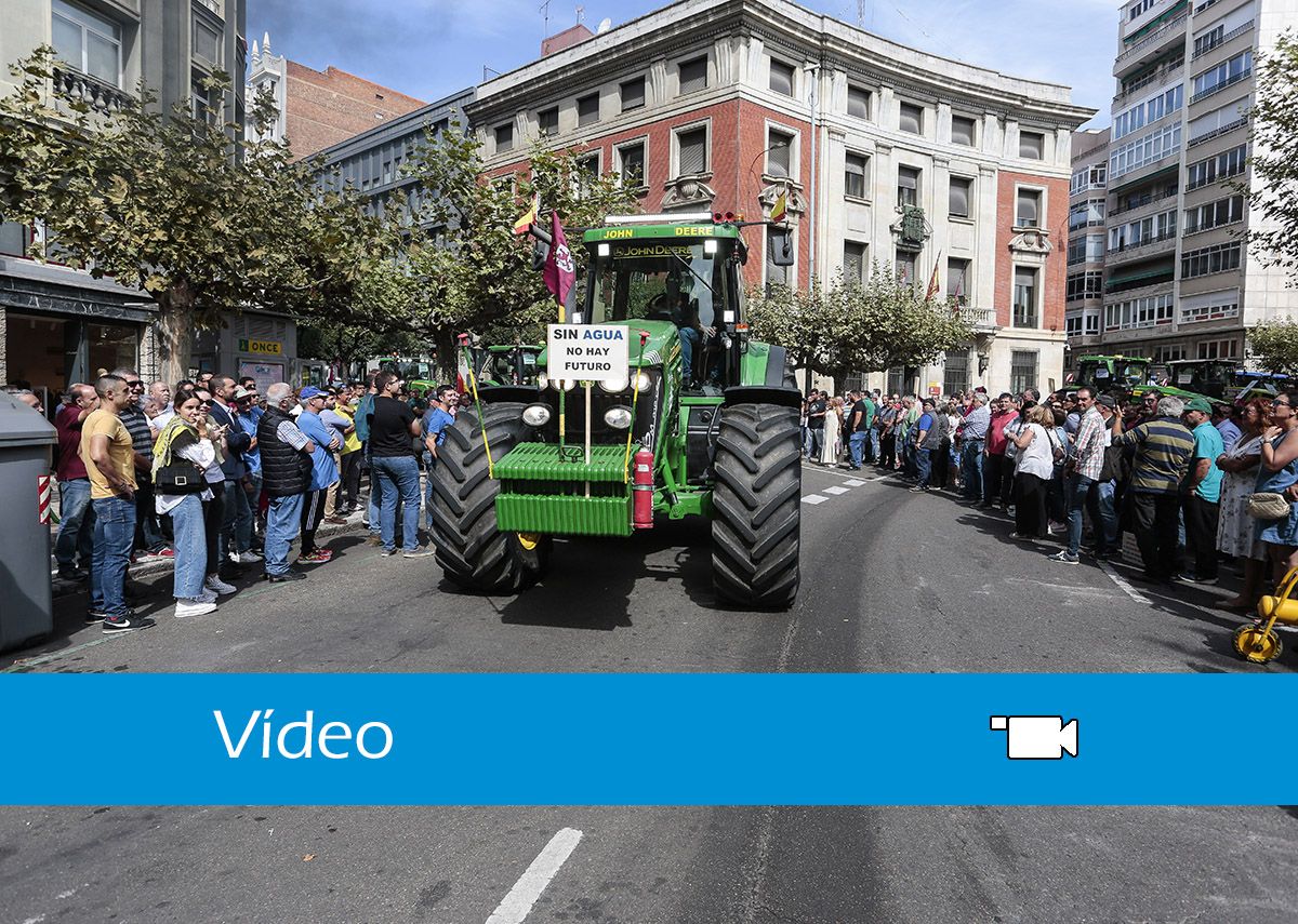 Una Gran Tractorada Escenifica En Le N El Rechazo De Los Regantes Al