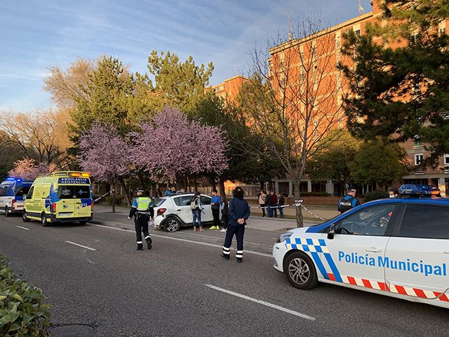 Dos Heridos Leves Tras El Vuelco De Un Turismo En La Avenida De