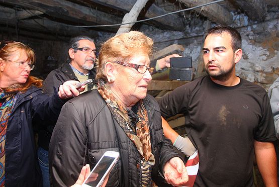 La sobrina-nieta del guerrillero Claudio Macías, Marisele Fernández Macías, junto al arqueólogo forense de la ARMH (César Sánchez/ICAL)