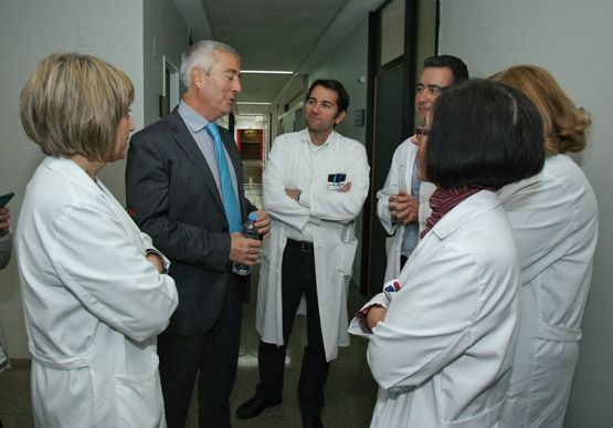 José Antonio Visedo conversa con trabajadores del Hospital del Bierzo en una imagen de archivo