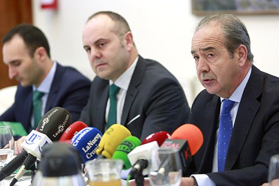 El director general de Caja Rural, Cipriano García Rodríguez, presenta el balance de la entidad financiera correspondiente a 2016. Junto a él, el jefe de zona en León, Alejandro Hidalgo