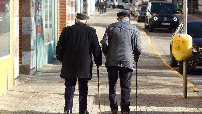 Dos ancianos paseando