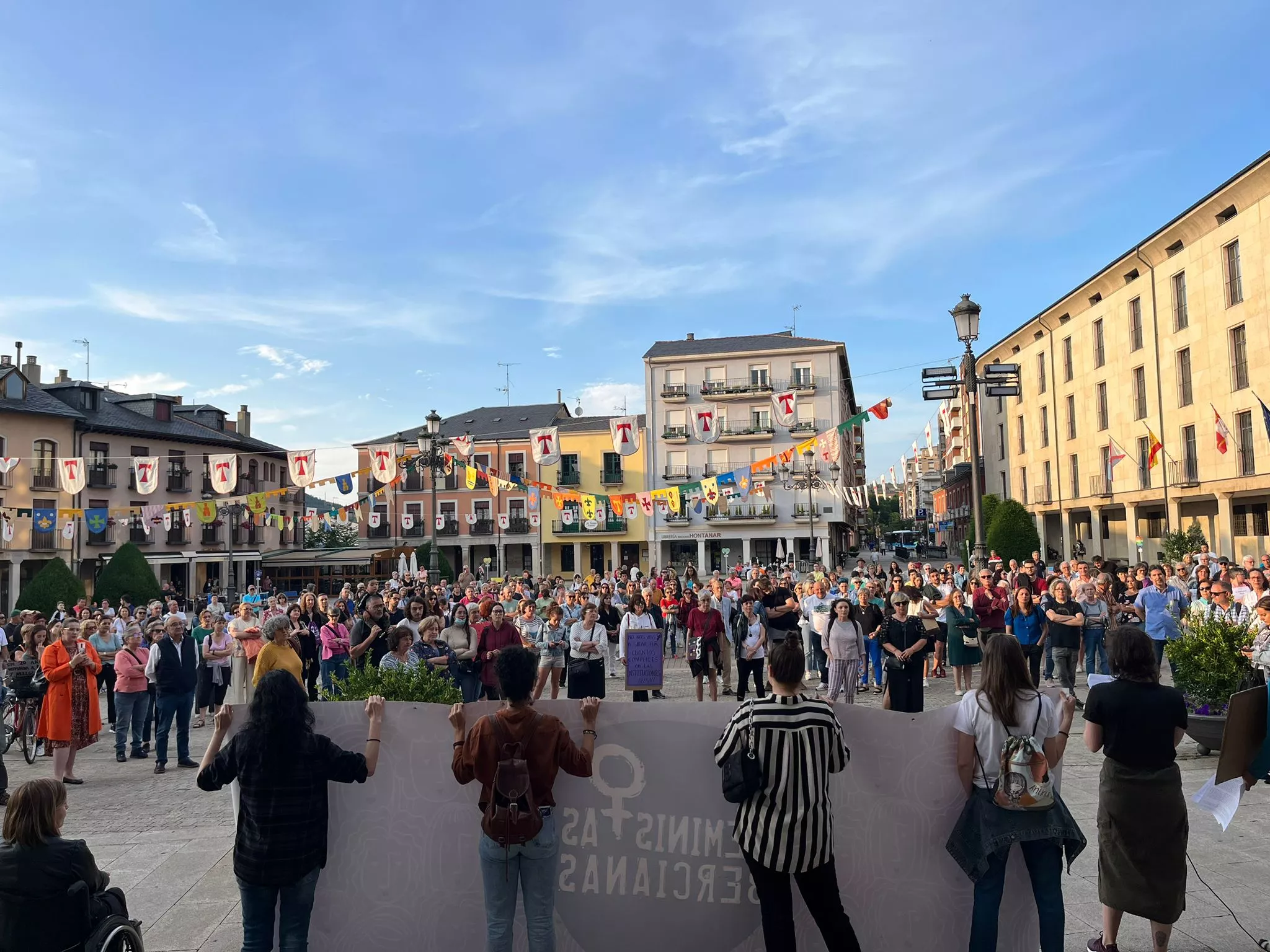 César Sánchez  ICAL. Concentración de la Asociación Feministas Bercianas en Ponferrada contra el cambio de criterio de la fiscalía en el caso de Pedro Muñoz