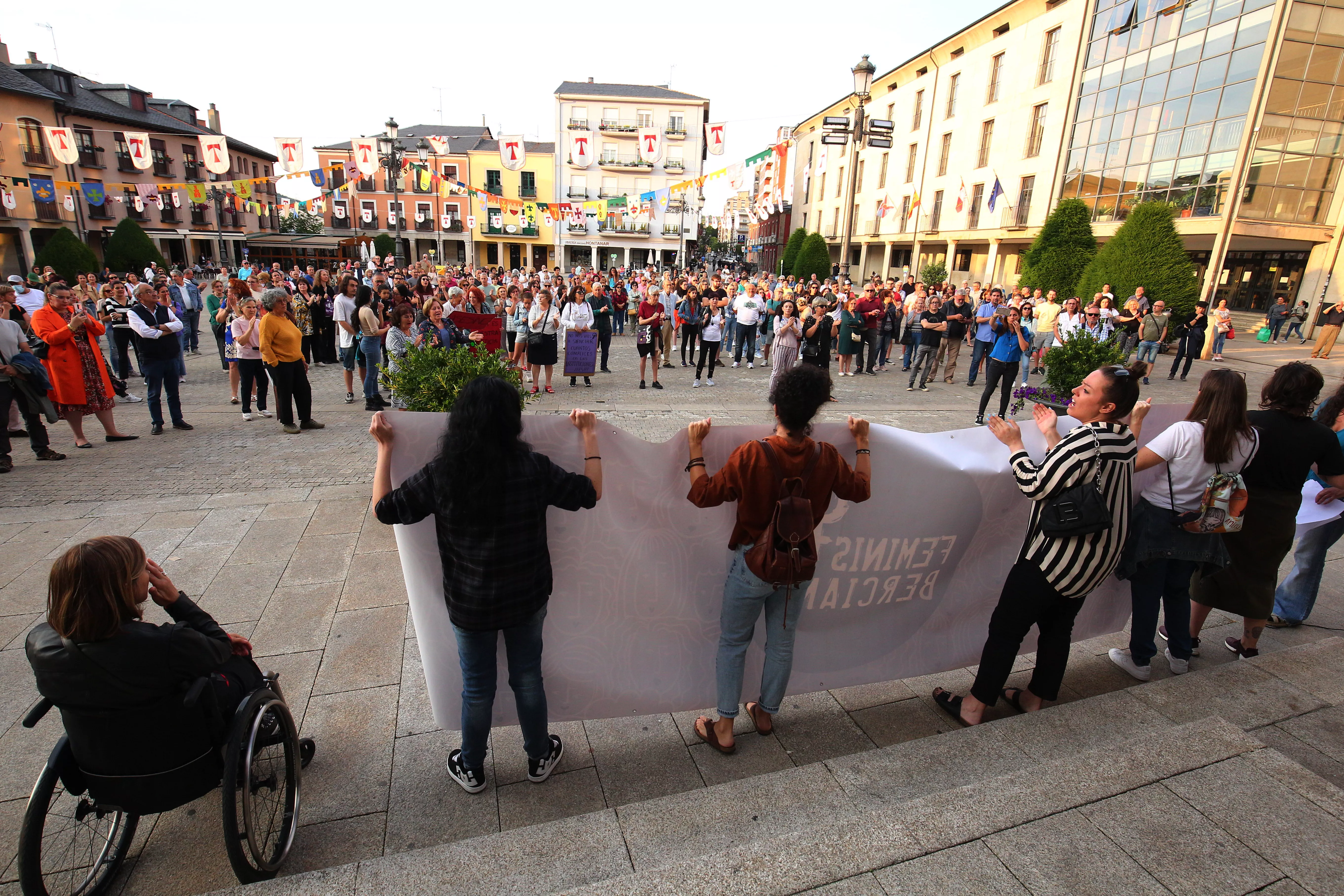 César Sánchez  ICAL. Concentración de la Asociación Feministas Bercianas en Ponferrada contra el cambio de criterio de la fiscalía en el caso de Pedro Muñoz 