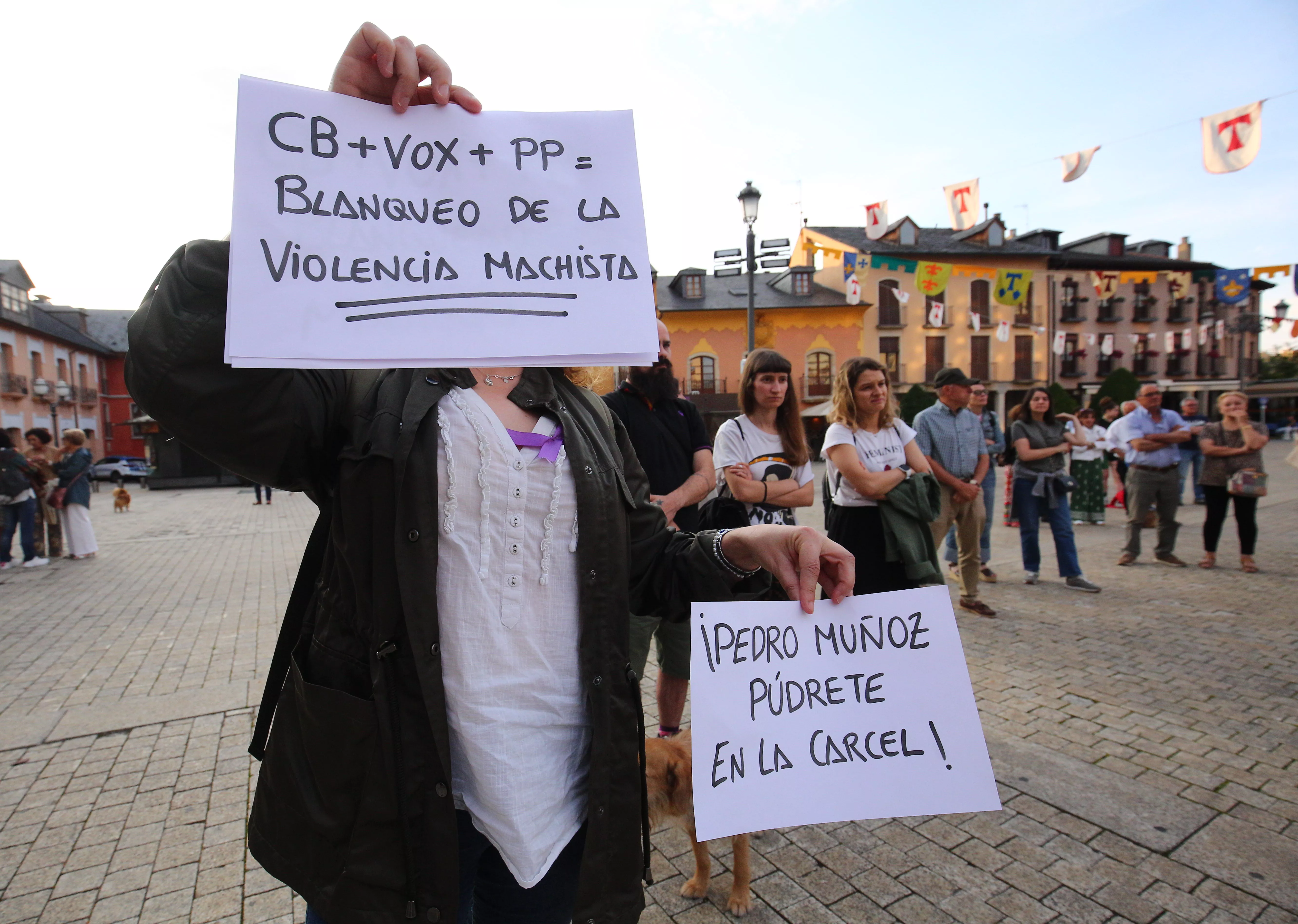 César Sánchez  ICAL. Concentración de la Asociación Feministas Bercianas en Ponferrada contra el cambio de criterio de la fiscalía en el caso de Pedro Muñoz 