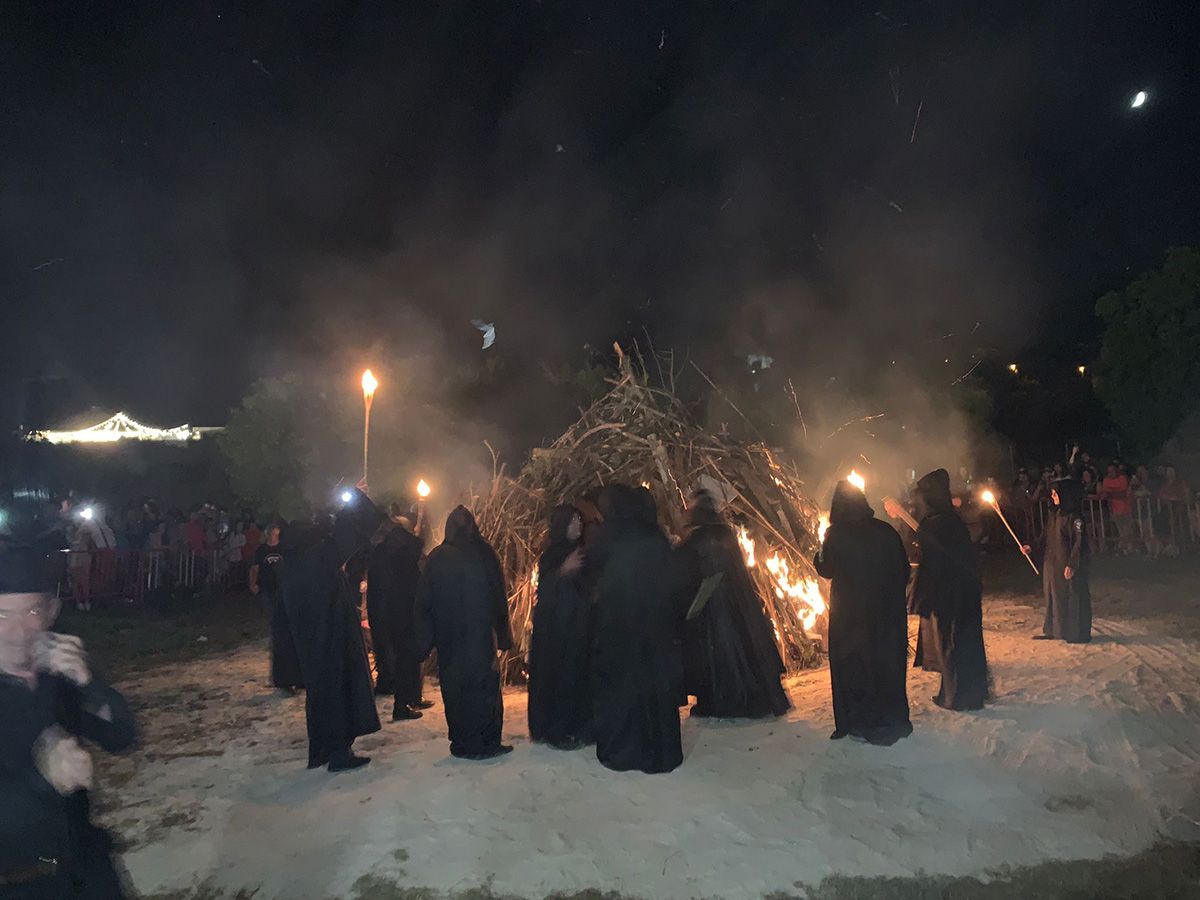 La Santa Compaña 'enciende' la noche de San Juan de Puente Boeza (Ponferrada)