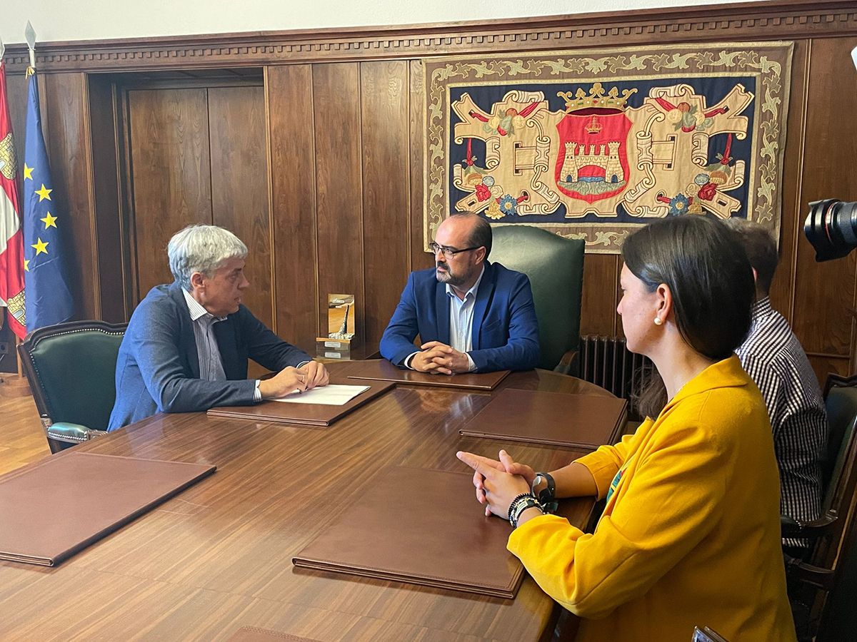 El delegado territorial de la Junta, Eduardo Diego junto a Marco Morala durante su visita al Ayuntamiento de Ponferrada