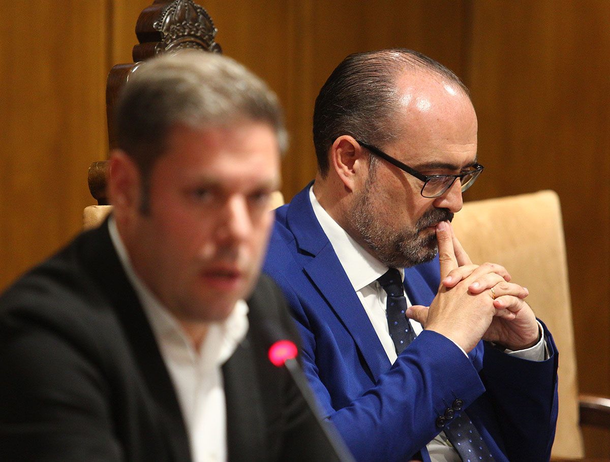 Marco Morala eIván Alonso durante el pleno de Ponferrada