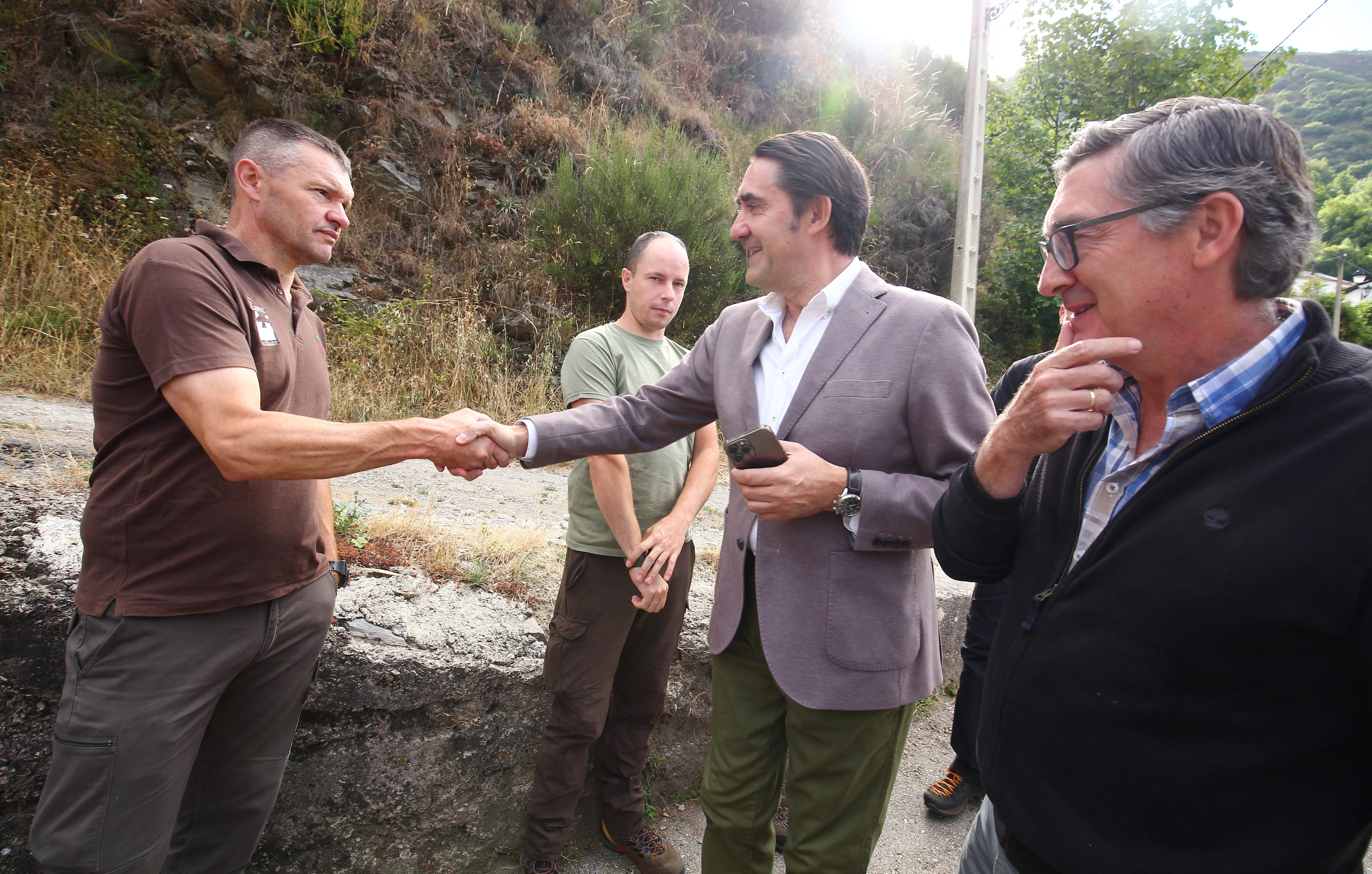 El consejero de Medio Ambiente, Vivienda y Ordenación del Territorio, Juan Carlos Suárez Quiñones, durante su visita a uno de los sistemas de captura de osos para radiomarcaje en Tejedo del Sil (3)