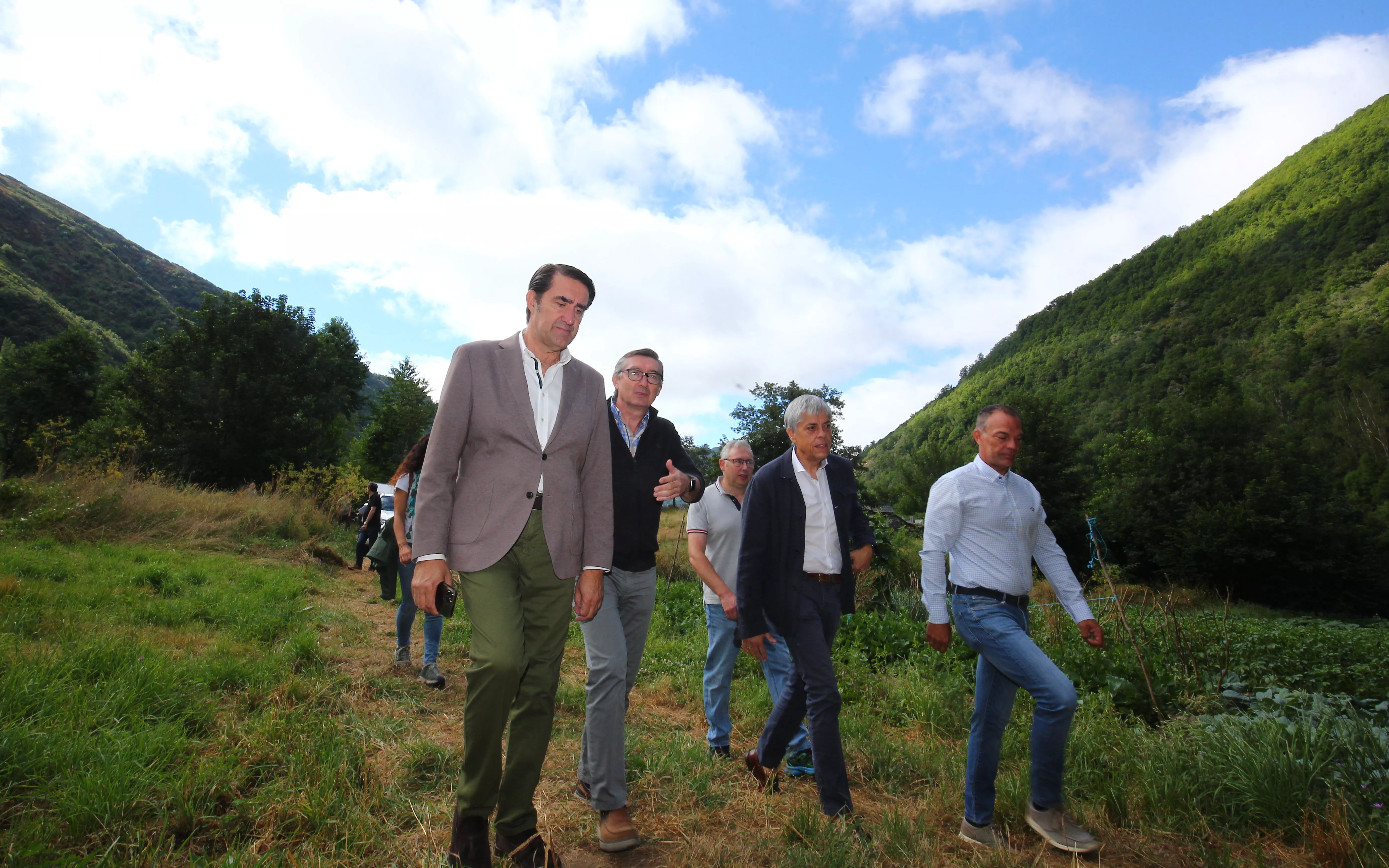 El consejero de Medio Ambiente, Vivienda y Ordenación del Territorio, Juan Carlos Suárez Quiñones, durante su visita a uno de los sistemas de captura de osos para radiomarcaje en Tejedo del Sil (5)