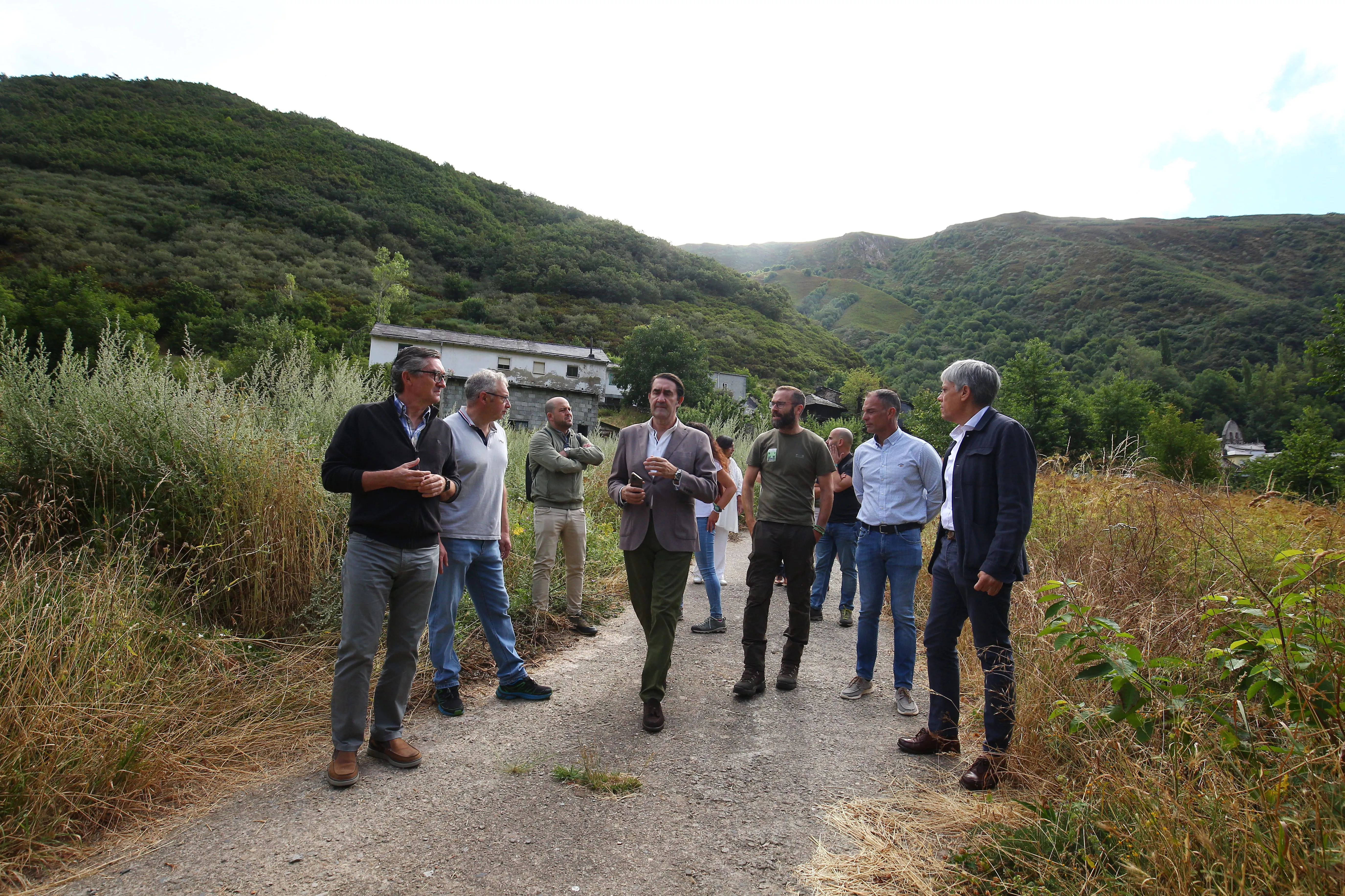 El consejero de Medio Ambiente, Vivienda y Ordenación del Territorio, Juan Carlos Suárez Quiñones, durante su visita a uno de los sistemas de captura de osos para radiomarcaje en Tejedo del Sil (6)