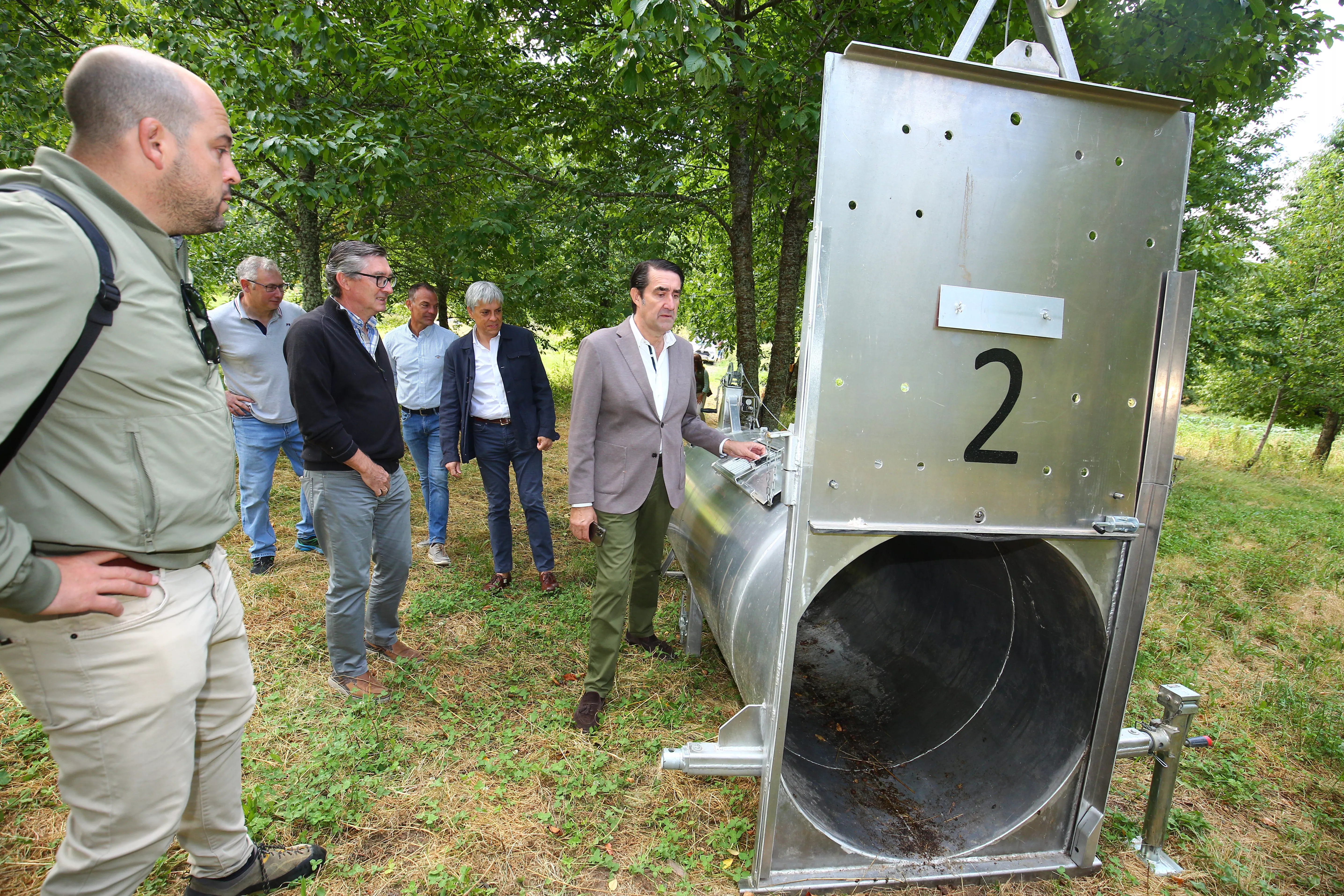 El consejero de Medio Ambiente, Vivienda y Ordenación del Territorio, Juan Carlos Suárez Quiñones, durante su visita a uno de los sistemas de captura de osos para radiomarcaje en Tejedo del Sil (8)