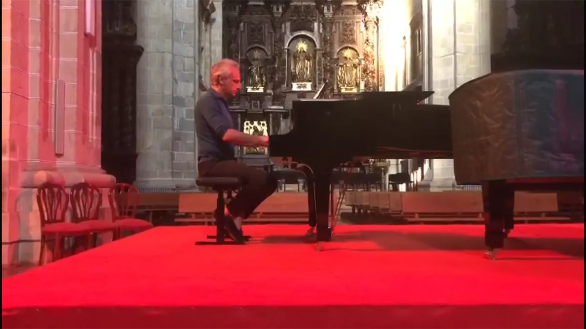 Pedro Halffter tocando el piano en Música en Villafranca