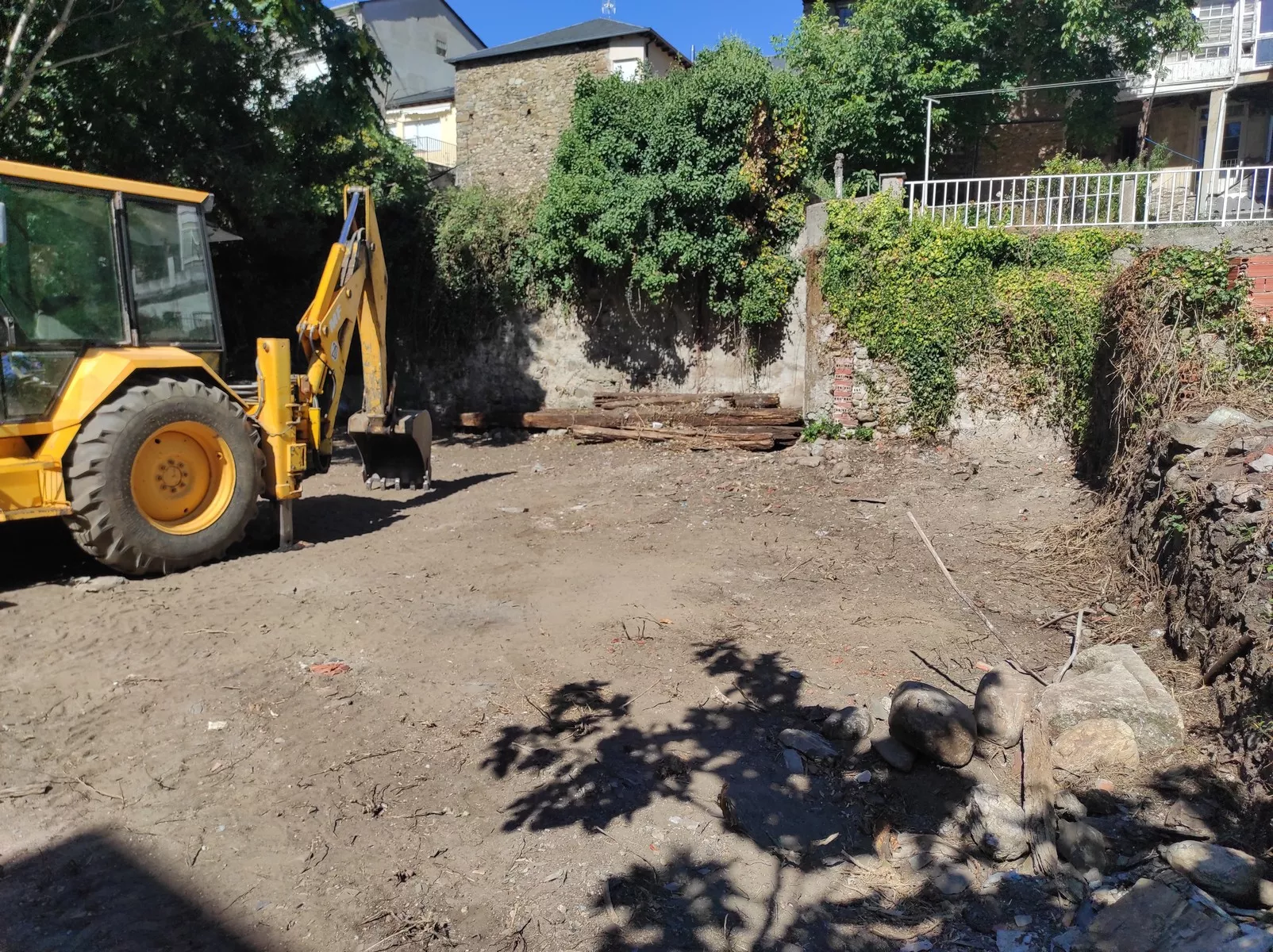 Limpieza y desbroce en el futuro Jardín Romántico del Bierzo 