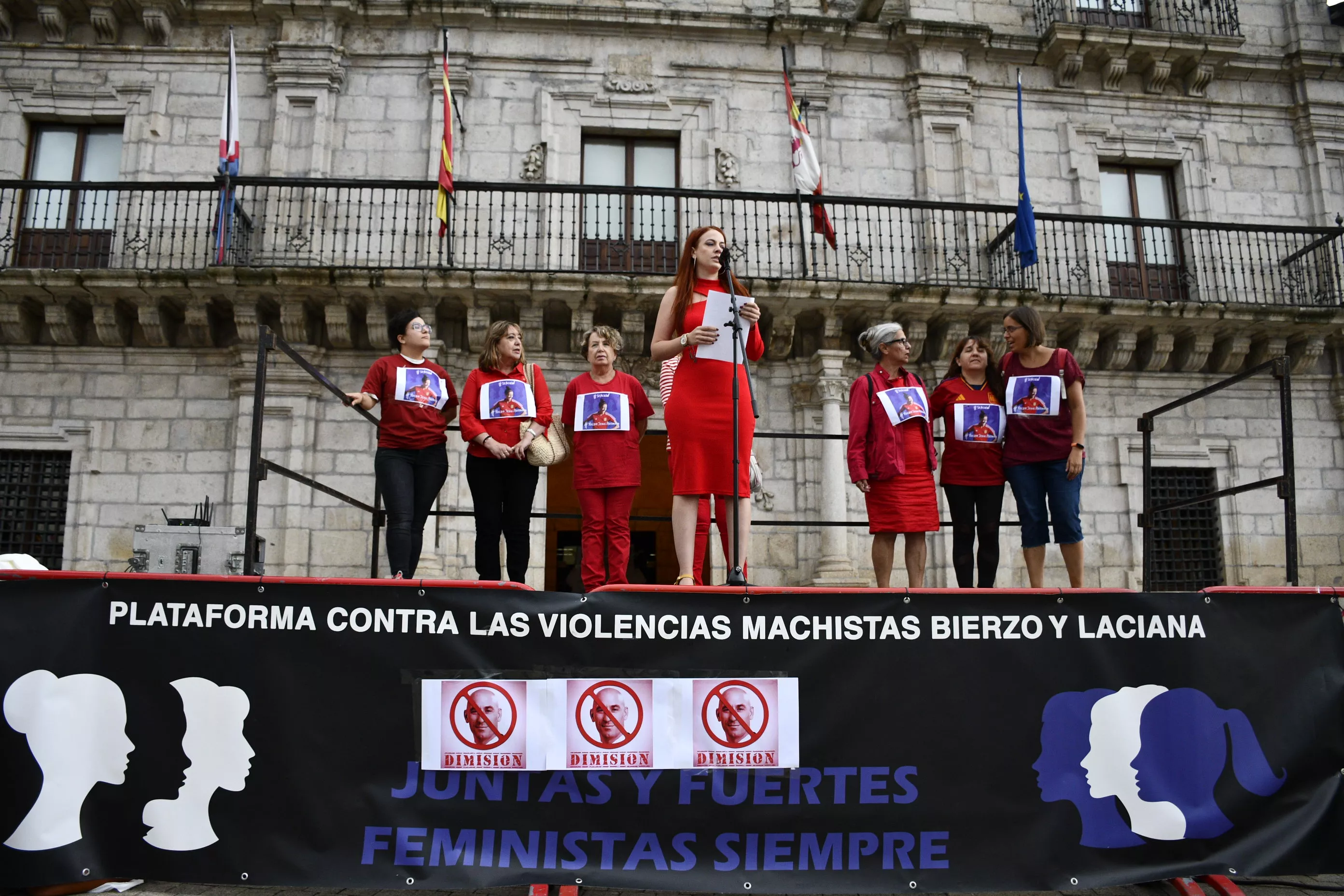 Concentración en Ponferrada contra Luis Rubiales y en apoyo a Jenni Hermoso (12)