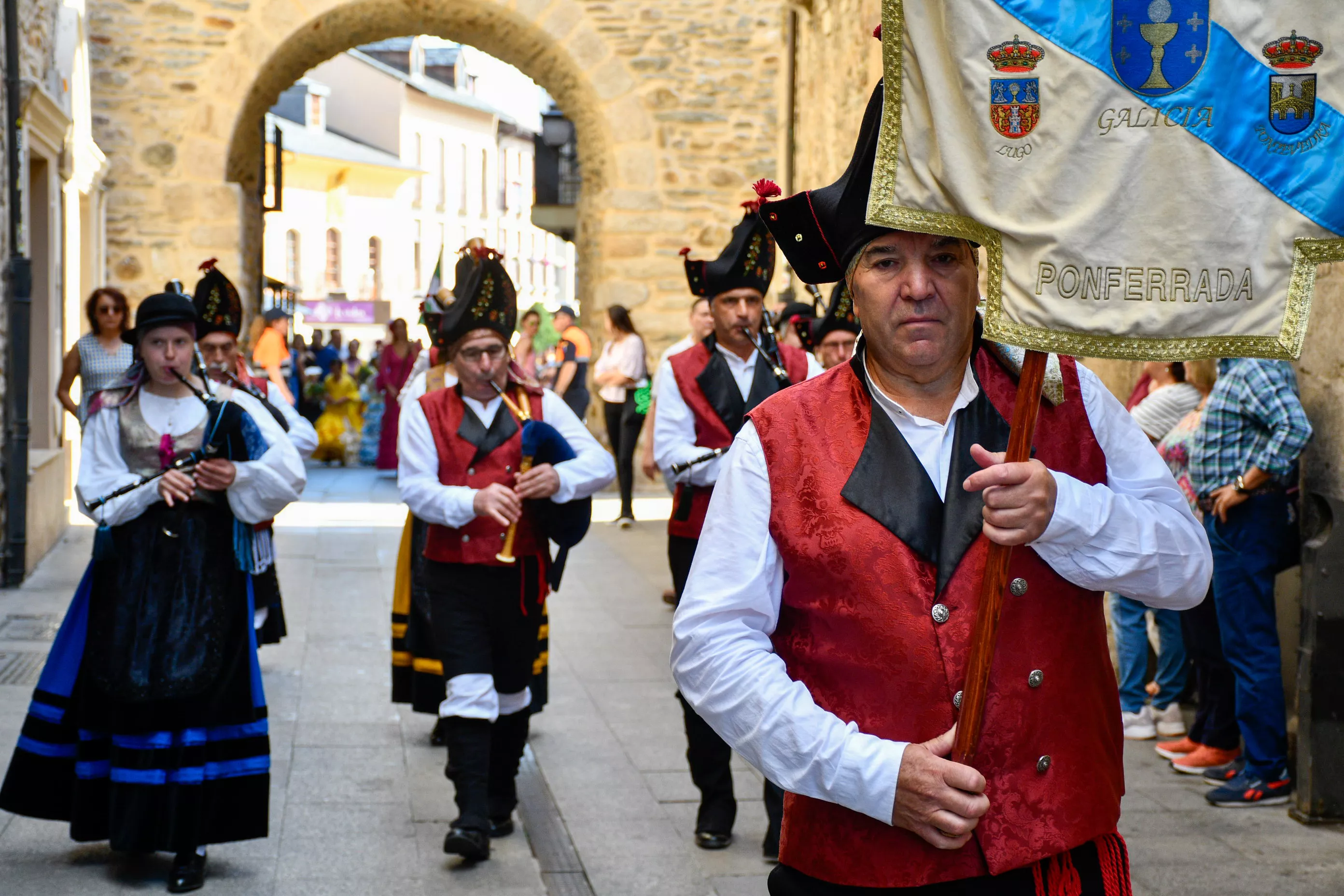 Acto institucional  y desfile tradicional en el Día del Bierzo y de La Encina