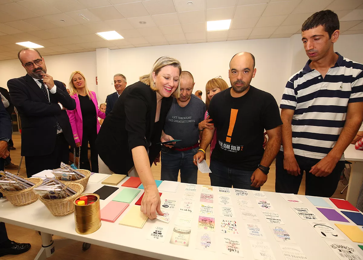 La consejera de Familia e Igualdad de Oportunidades, Isabel Blanco, durante la inauguración del centro de Asprona Bierzo del barrio de Cuatrovientos en Ponferrada (6)