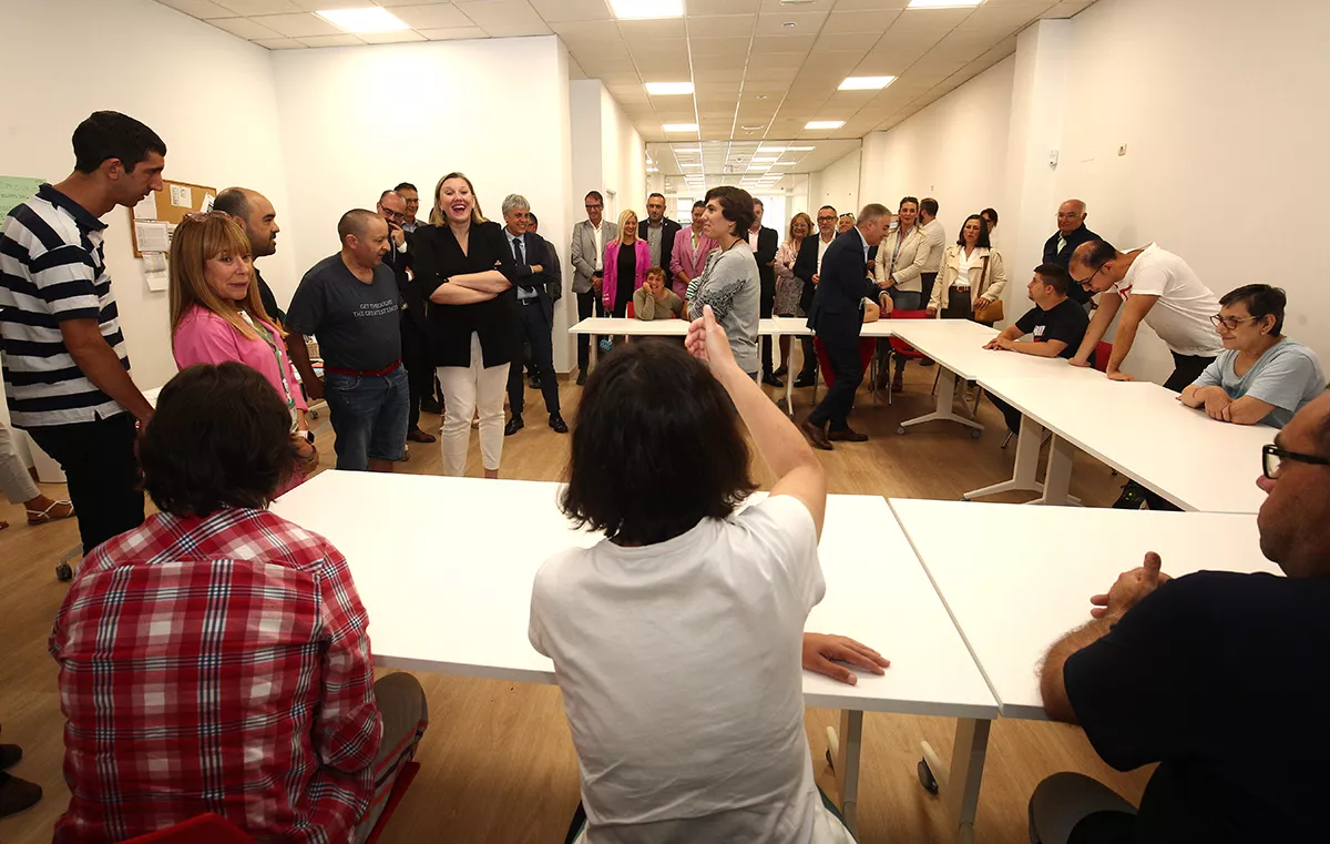 La consejera de Familia e Igualdad de Oportunidades, Isabel Blanco, durante la inauguración del centro de Asprona Bierzo del barrio de Cuatrovientos en Ponferrada (5)