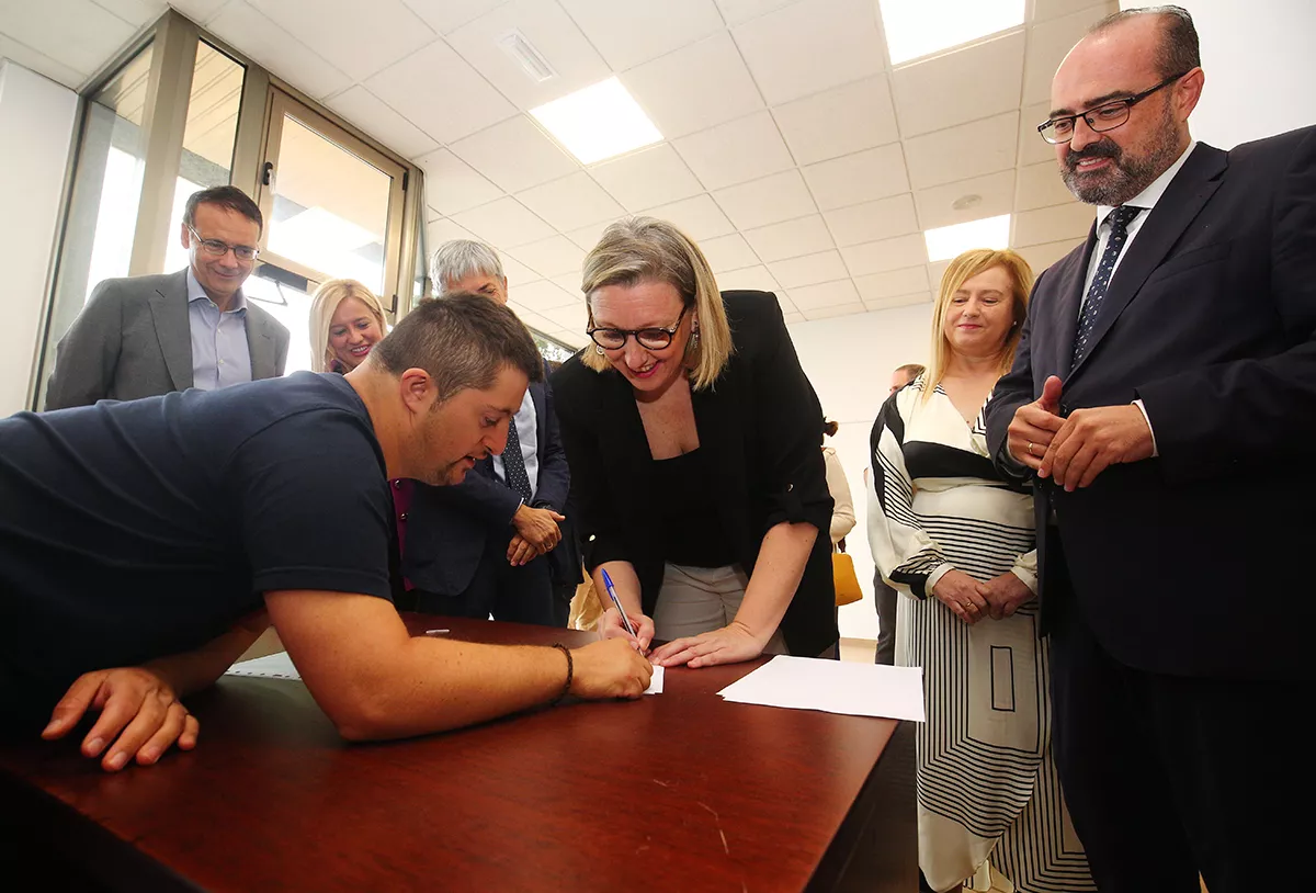 La consejera de Familia e Igualdad de Oportunidades, Isabel Blanco, durante la inauguración del centro de Asprona Bierzo del barrio de Cuatrovientos en Ponferrada (3)