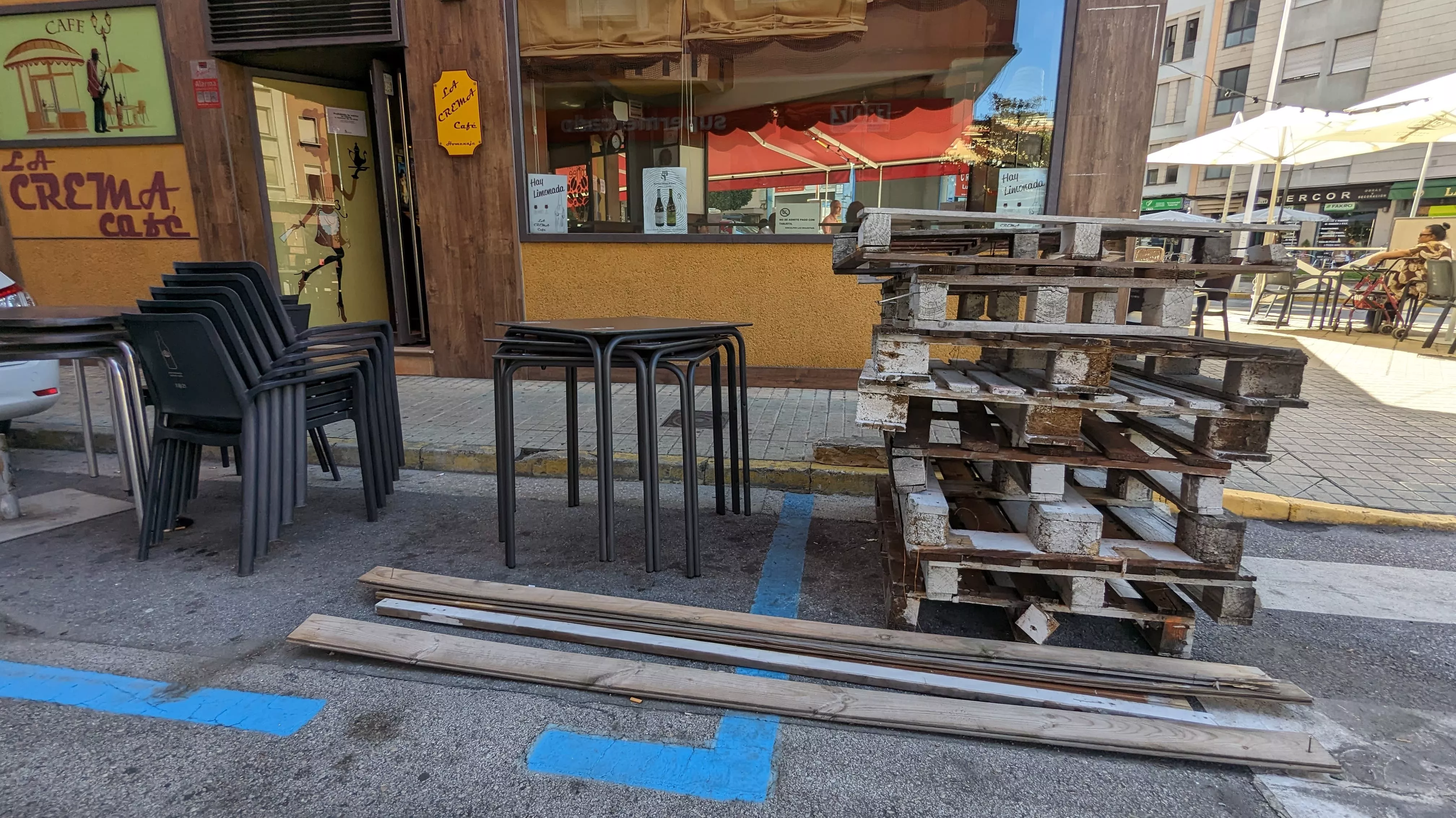 Terraza COVID siendo retirada en Ponferrada(2)