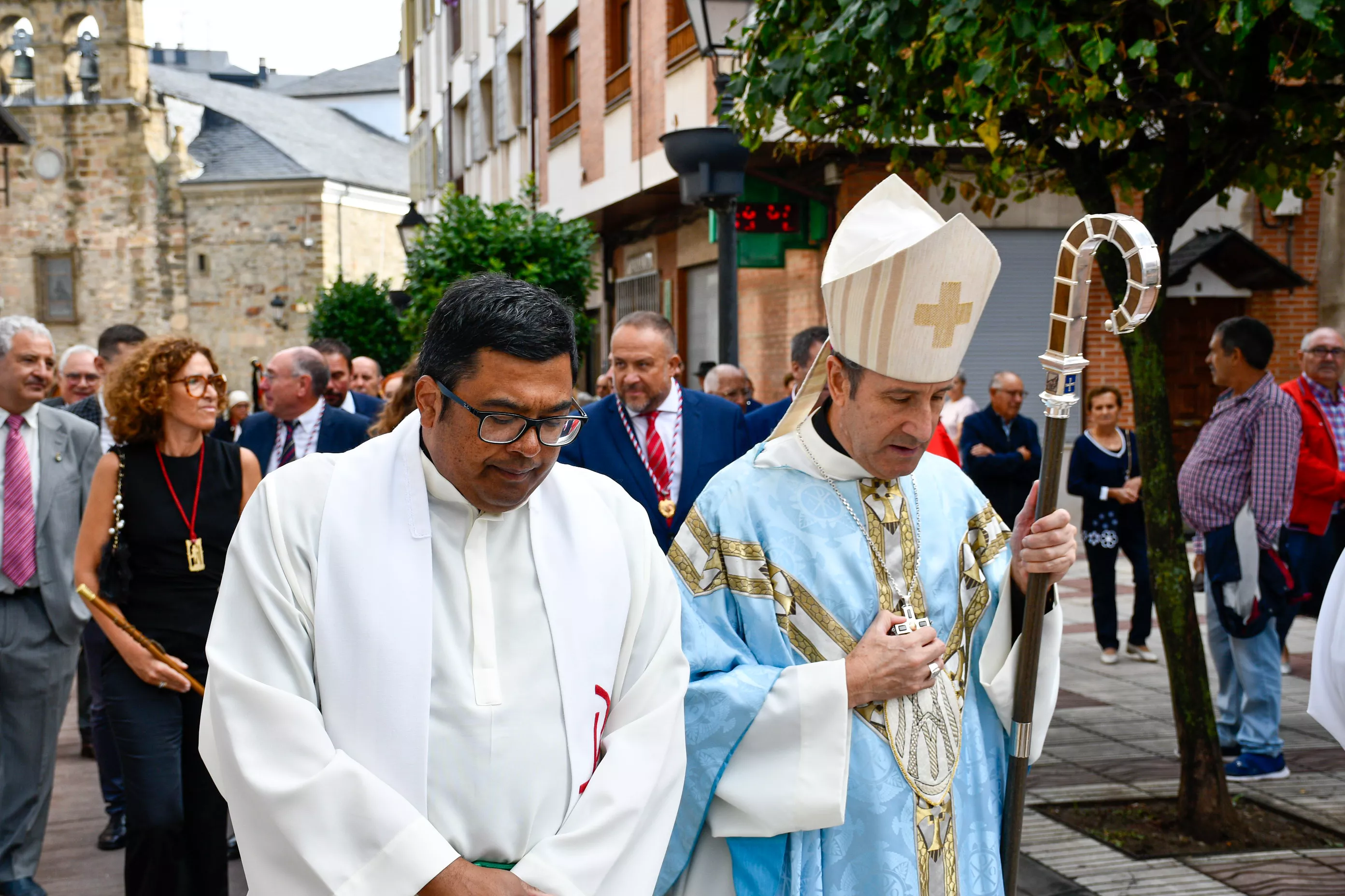  Tradicional procesión y comitiva de autoridades en el día del Cristín de Bembibre  (11)