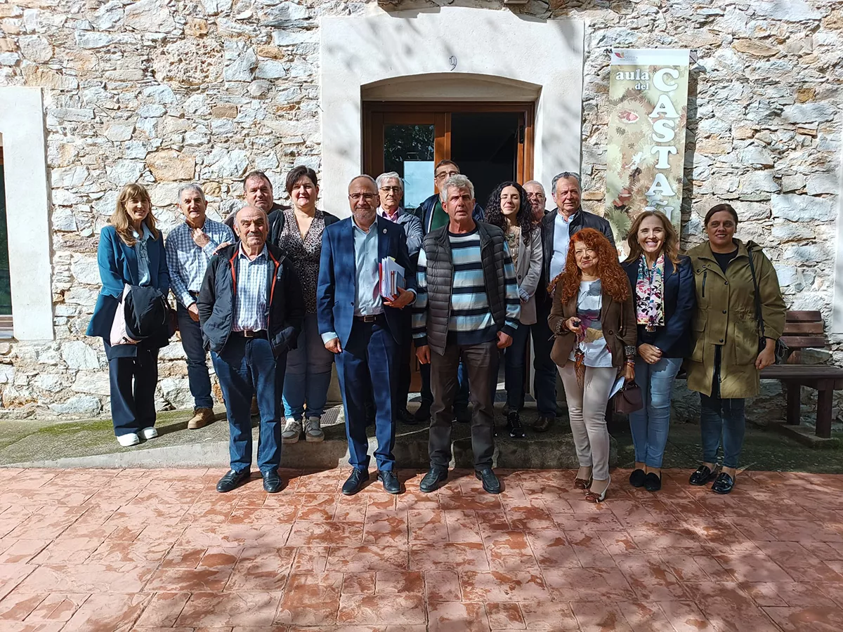 El presidente del Consejo, Olegario Ramón, visitó este miércoles el Ayuntamiento de Borrenes y se reunió con el alcalde, Eduardo Prada