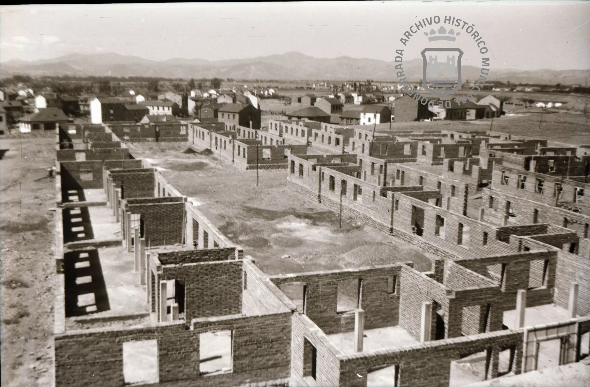  El Archivo de Ponferrada desvela otra foto inédita de la construcción del poblado La Minero | La Casa de la Cultura Ponferrada 