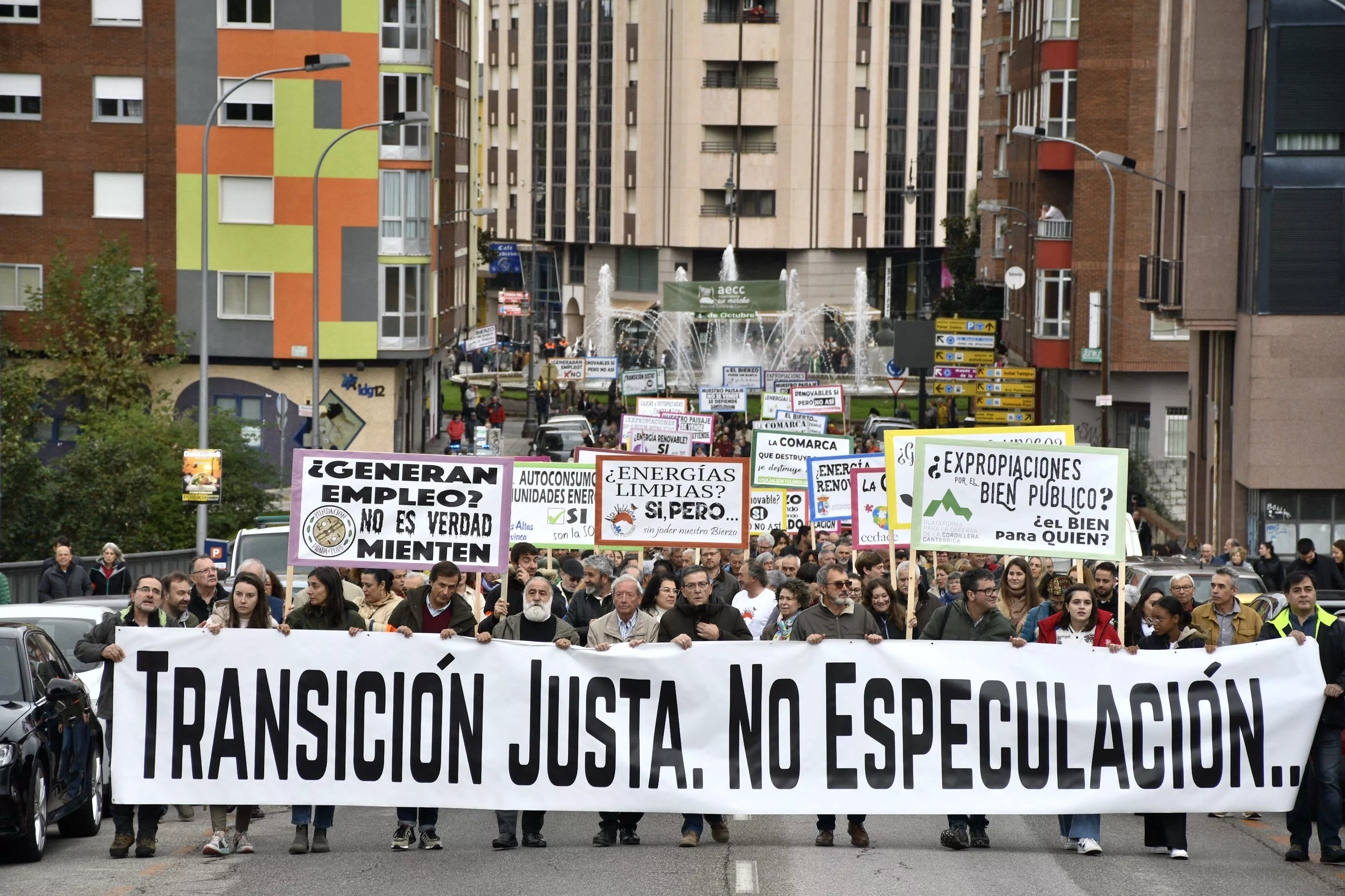 Multitudinaria manifestación en Ponferrada contra la "descontrolada" de parques eólicos y fotovoltaicos en El Bierzo