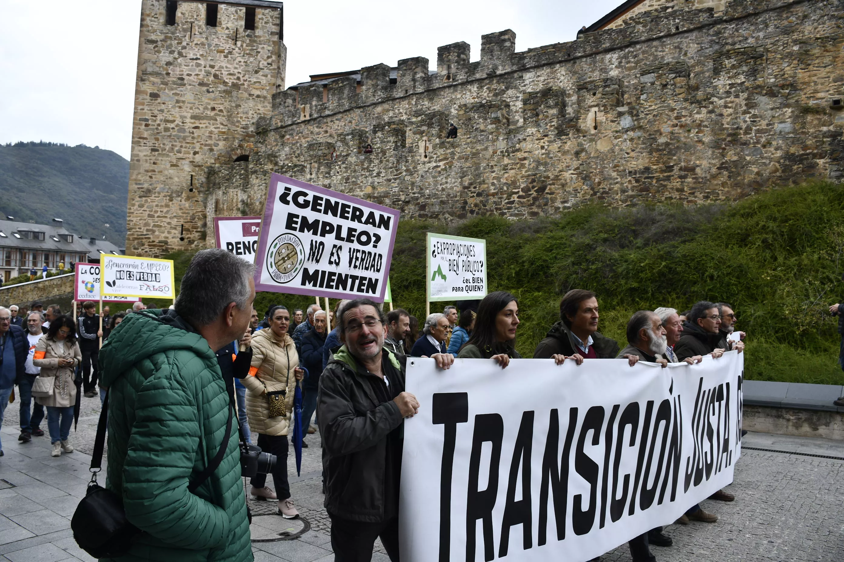 Manifestación contra la tramitación de macroparques eólicos y solares en El Bierzo