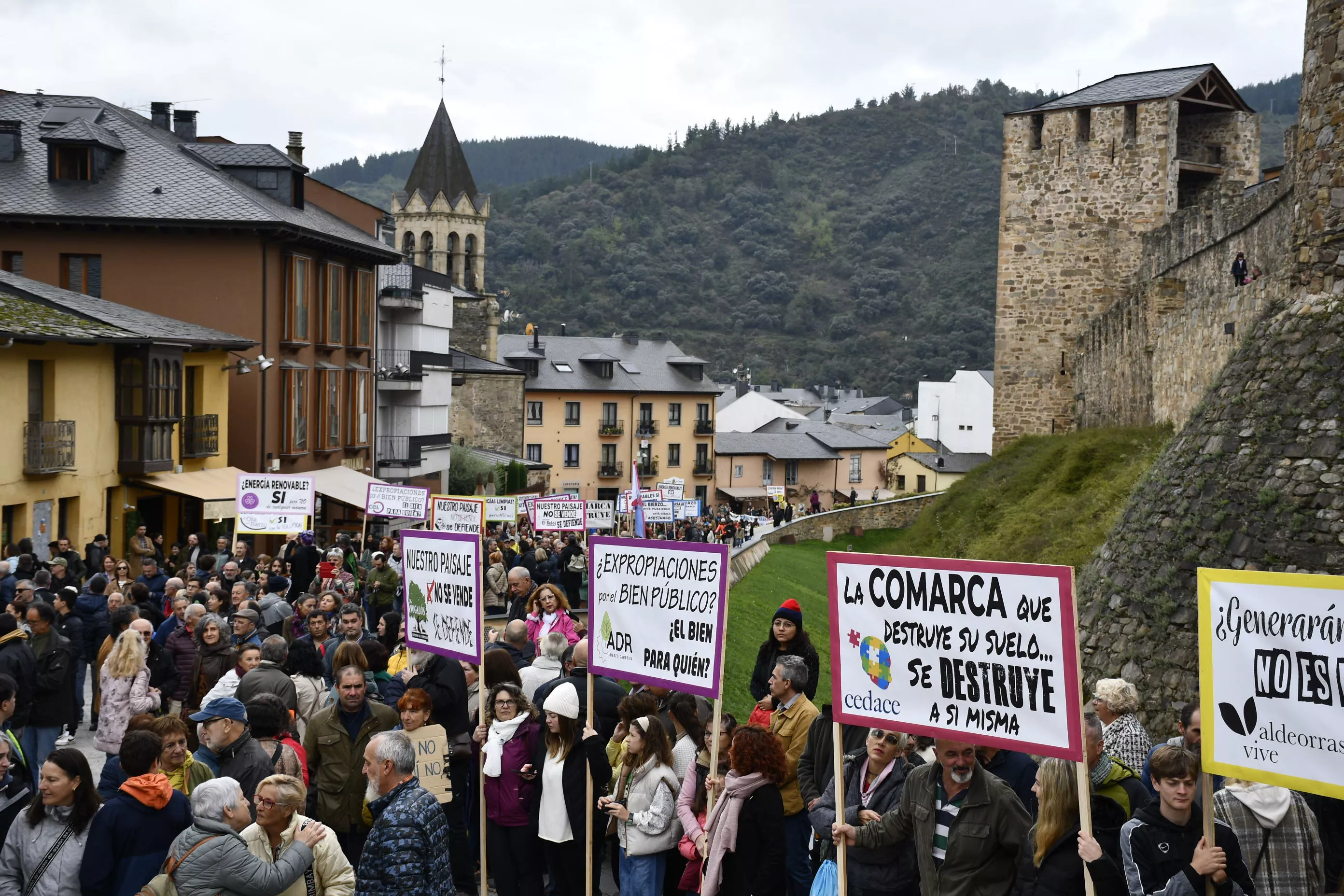 Manifestación contra la tramitación de macroparques eólicos y solares en El Bierzo