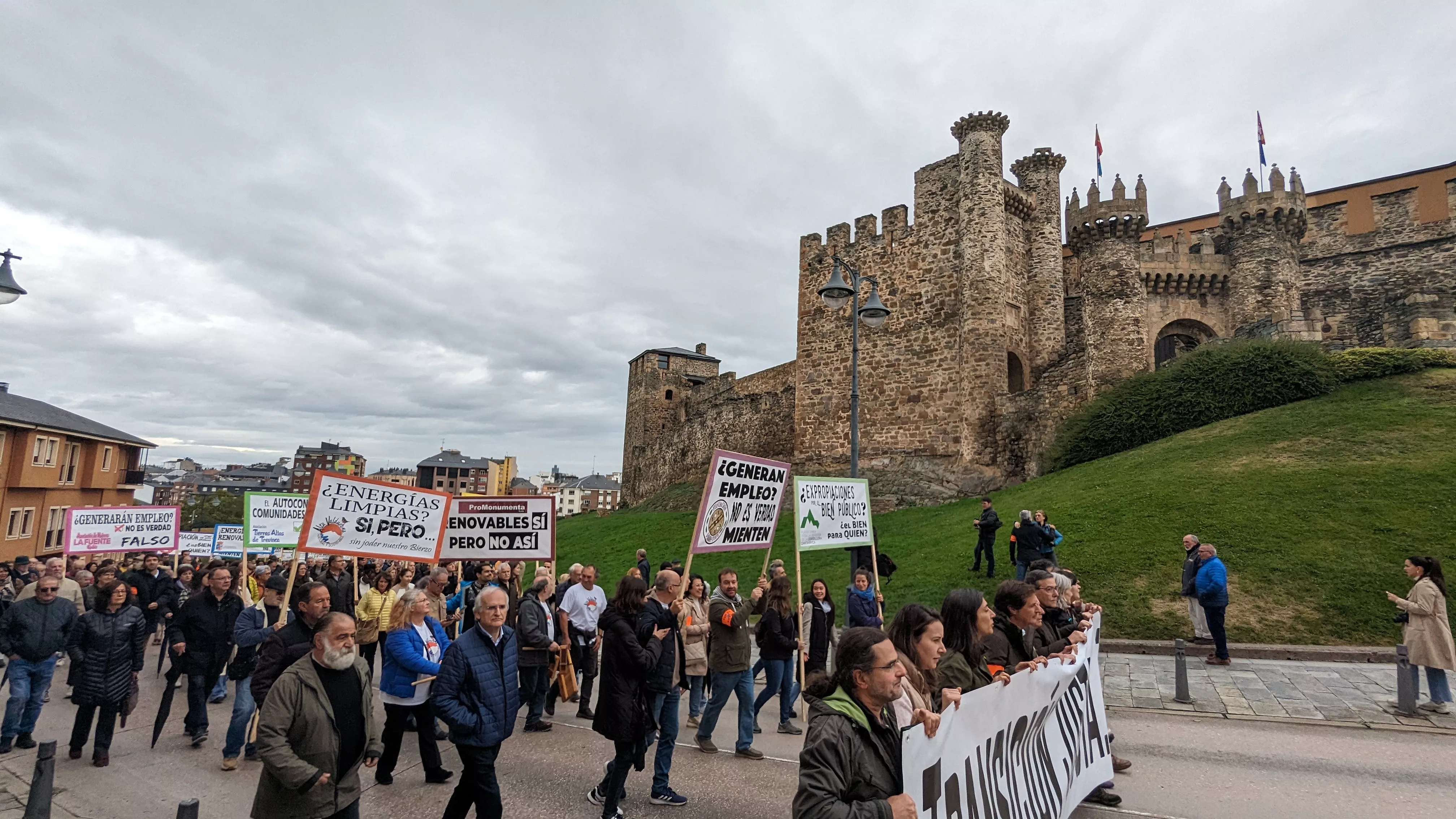 Manifestación contra la tramitación de macroparques eólicos y solares en El Bierzo