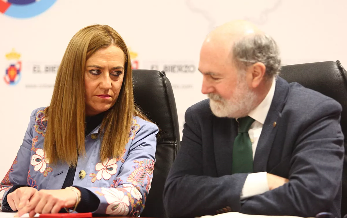 La delegada del Gobierno de Castilla y León, Virginia Barcones y el presidente de Tragsa, Jesús Casas, durante su reunión de esta mañana en Ponferrada