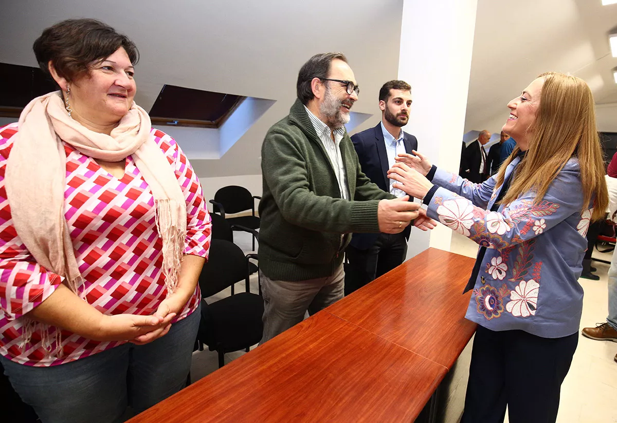 La delegada del Gobierno de Castilla y León, Virginia Barcones, durante su reunión de esta mañana en Ponferrada con el Consejo Comarcal del Bierzo (2)