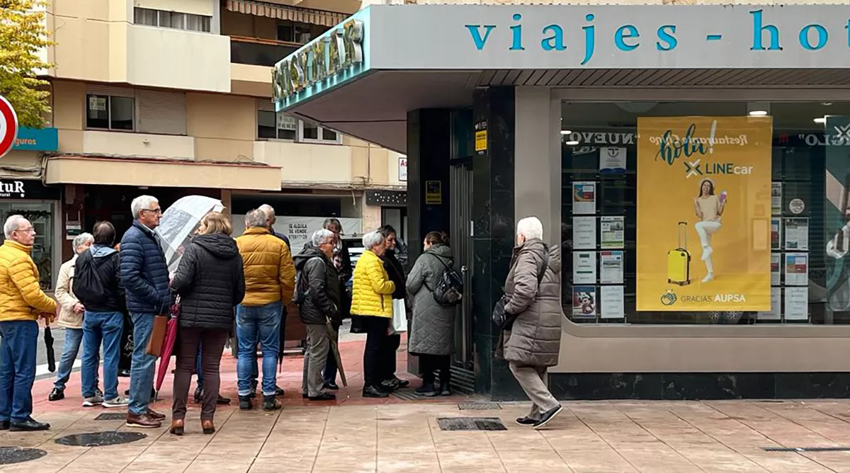 Colas en las agencias de viajes de Ponferrada para hacerse con un 'billete' del Imserso que salen a la venta este lunes