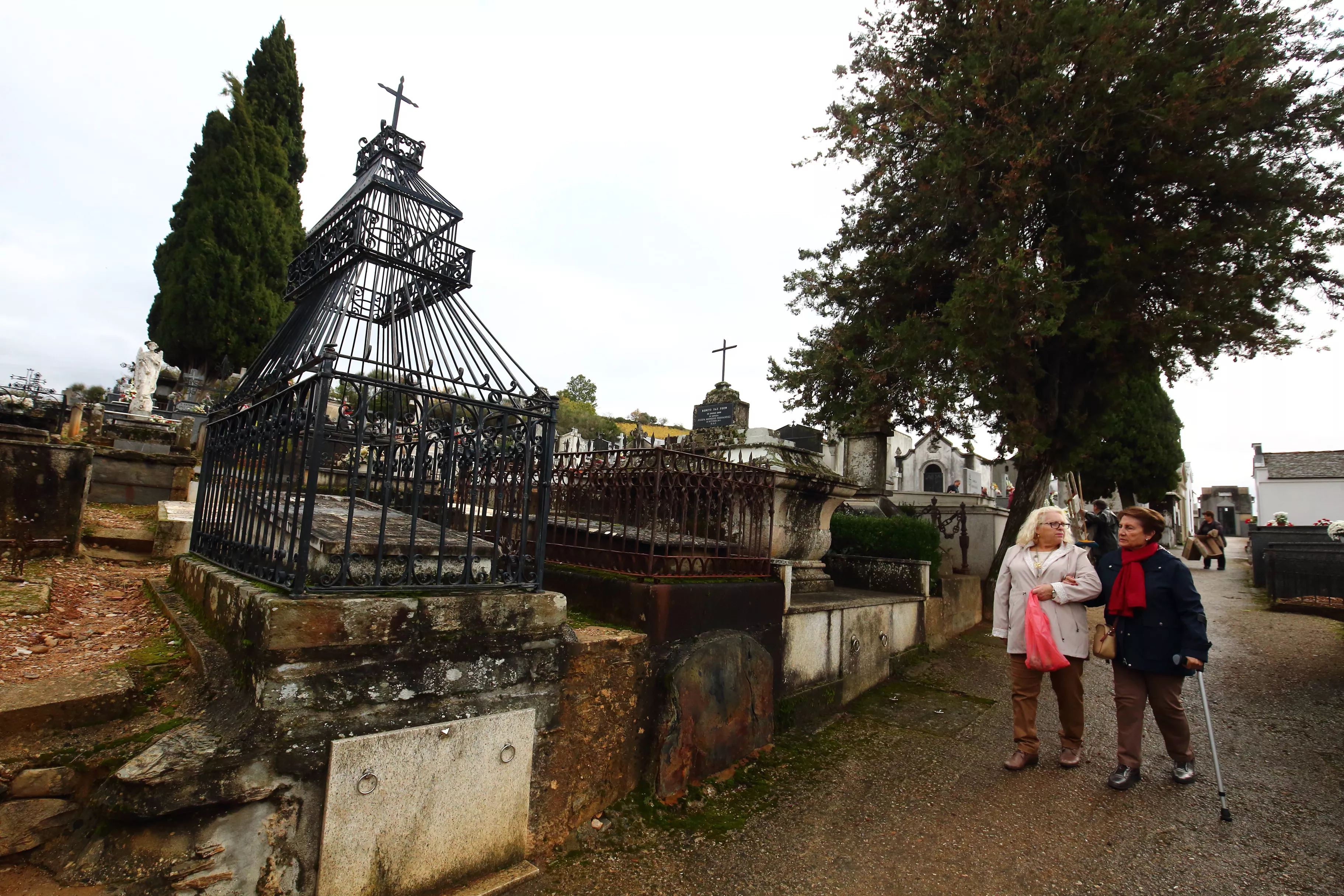 Día de Todos los Santos en el cementerio de Villafranca del Bierzo (2)