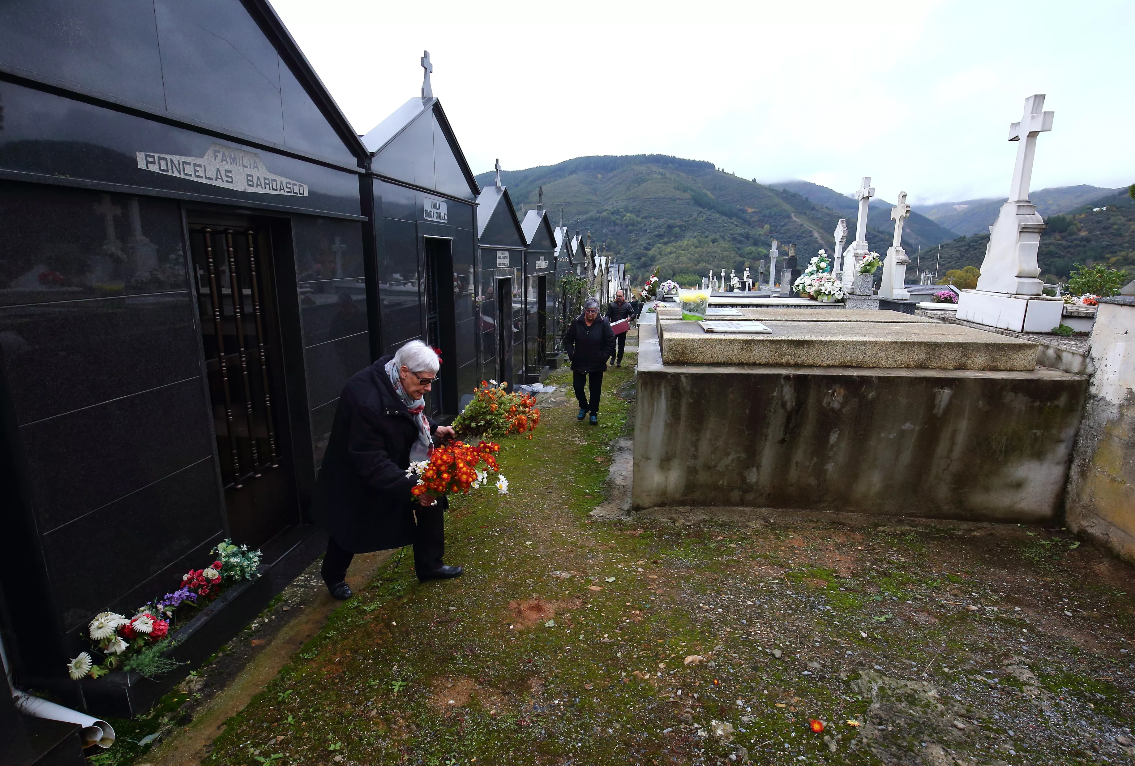 Día de Todos los Santos en el cementerio de Villafranca del Bierzo (3)