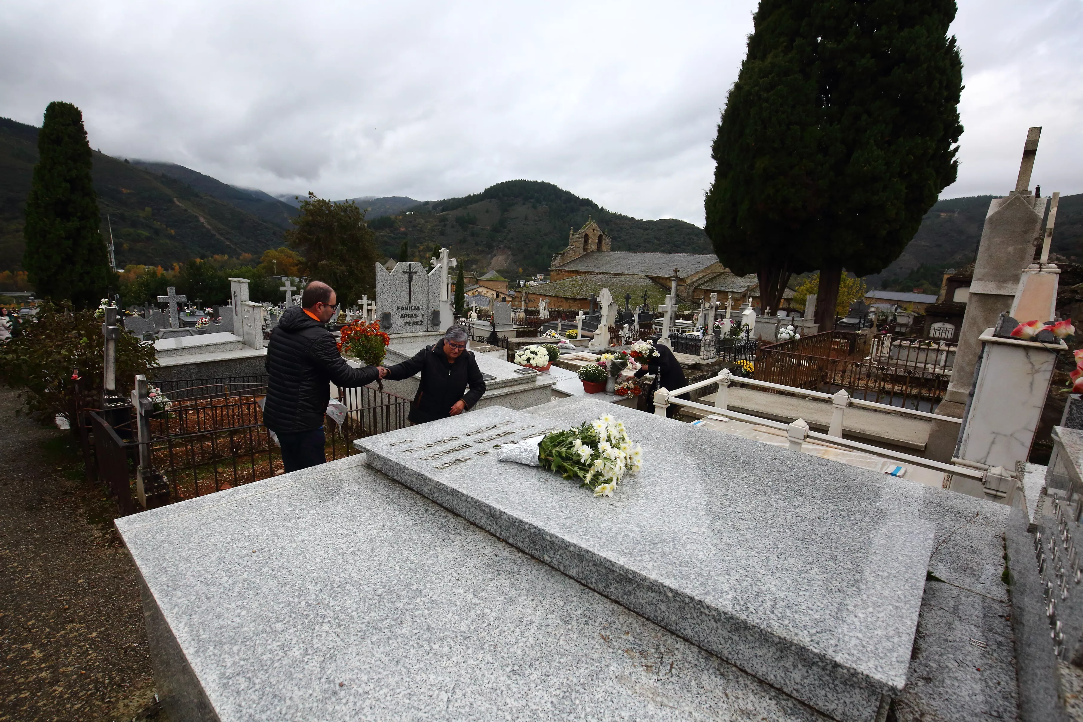 Día de Todos los Santos en el cementerio de Villafranca del Bierzo (5)