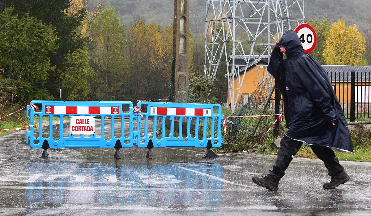 La carretera entre las localidades bercianas de Molinaseca y Onamio, permanece cortada por el desbordamiento del río Meruelo debido al temporal de viento y lluvia (3)