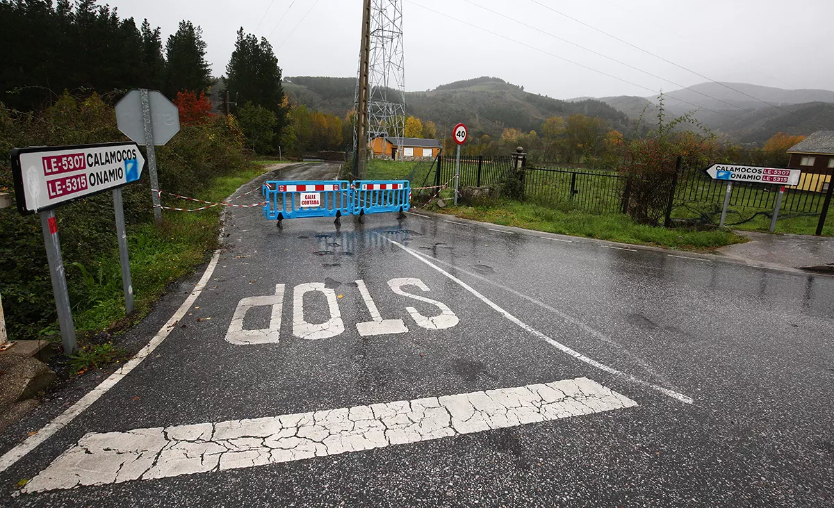 La carretera entre las localidades bercianas de Molinaseca y Onamio, permanece cortada por el desbordamiento del río Meruelo debido al temporal de viento y lluvia (2)