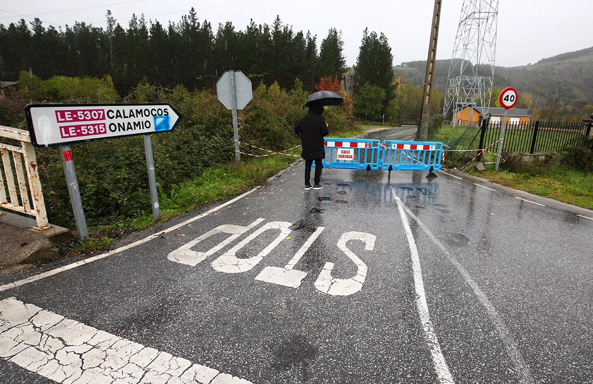 La carretera entre las localidades bercianas de Molinaseca y Onamio, permanece cortada por el desbordamiento del río Meruelo debido al temporal de viento y lluvia (1)