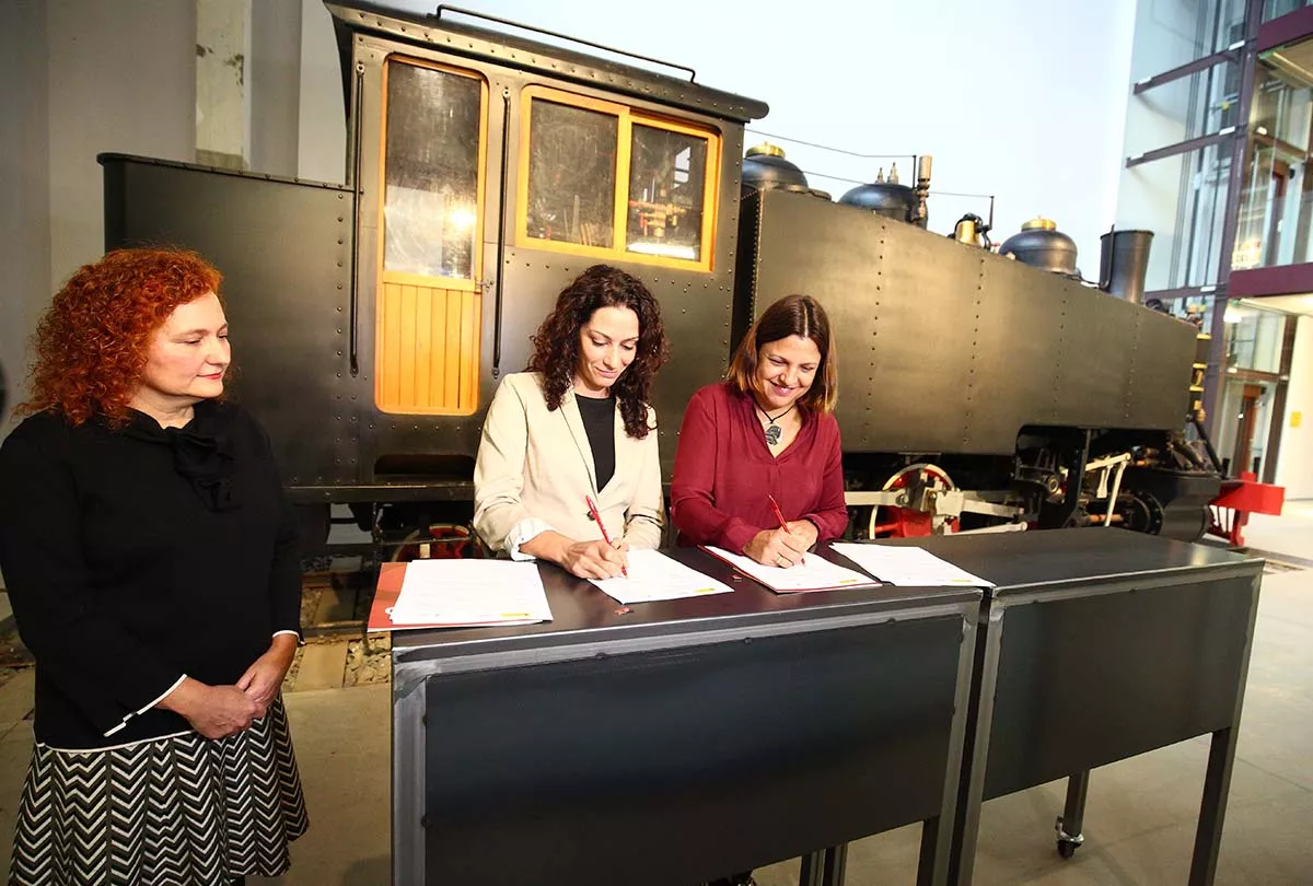 La directora del Instituto de Transición Justa, Laura Martín, junto a la directora de la Fundación Ciudad de la Energía, Yashodara López, y la presidenta del Consorcio del tren turístico Ponfeblino, Alicia García, durante la firma de la cesión de la locomotora