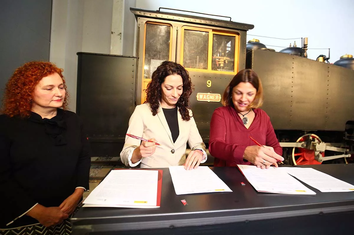 La directora del Instituto de Transición Justa, Laura Martín, junto a la directora de la Fundación Ciudad de la Energía, Yashodara López, y la presidenta del Consorcio del tren turístico Ponfeblino, Alicia García