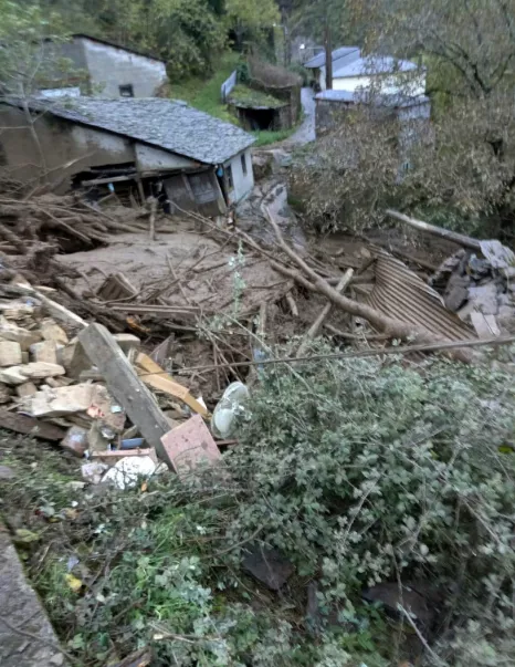 Fotos Radio BierzoICAL. Corrimiento de tierra en la localidad de Lusío, perteneciente al municipio de Oencia (León), que se ha llevado seis casas (2)