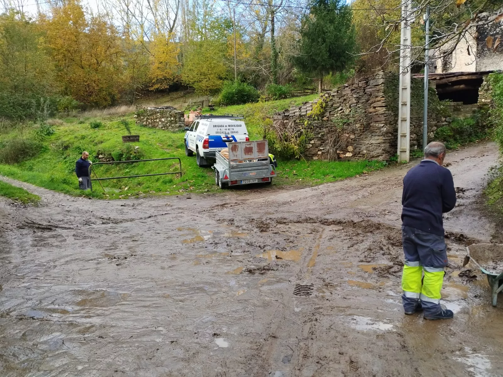 Operarios de la brigada de Medio Rural limpian las calles de Valdecañada afectadas por el temporal