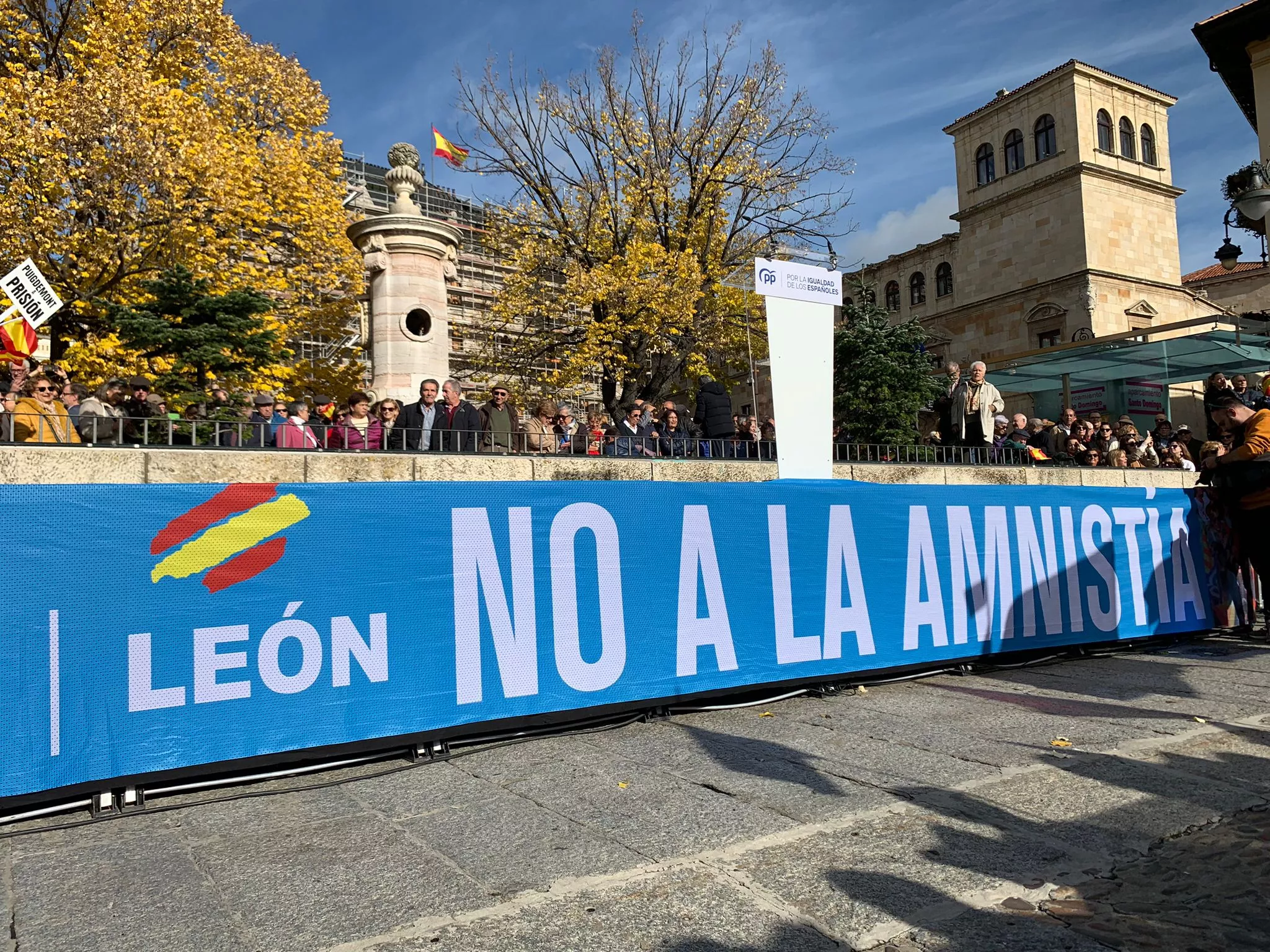 Concentración en León contra la amnistía y el acuerdo entre PSOE y Junts 