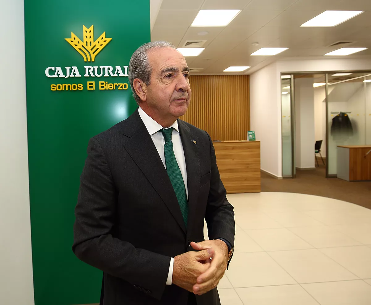 El director general de Caja Rural, Cipriano García, inaugura la nueva oficina de Caja Rural en Ponferradai (2)